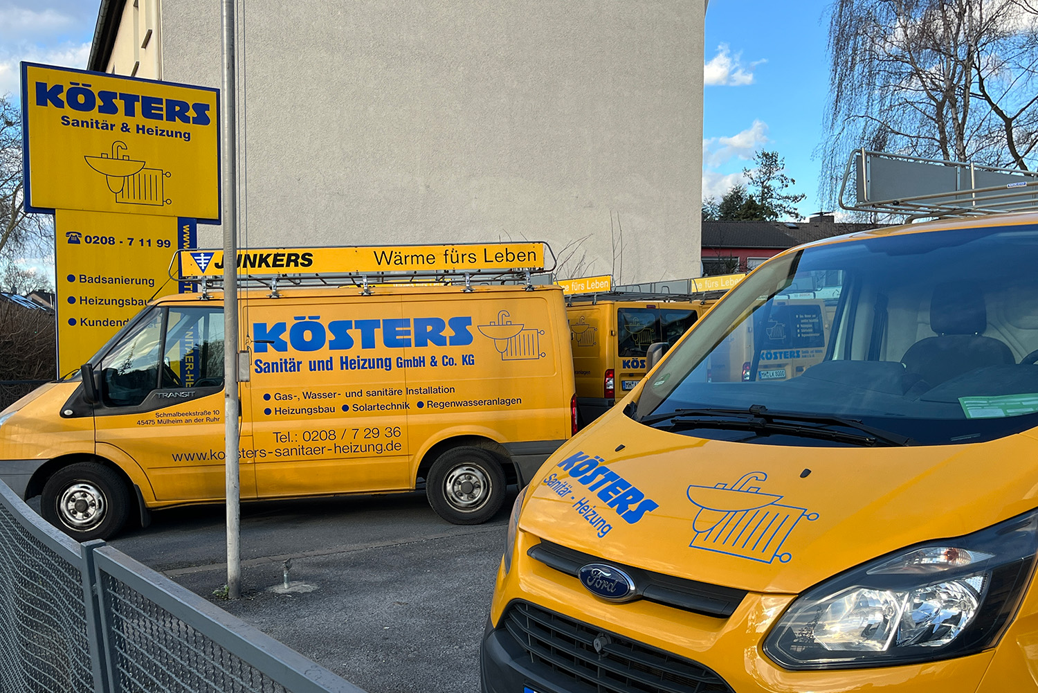 Kösters Mühlheim Kundendienst Kösters Mühlheim Kundendienst Sanitär und Heizung - der Innenhof mit Kösters Fahrzeugen.